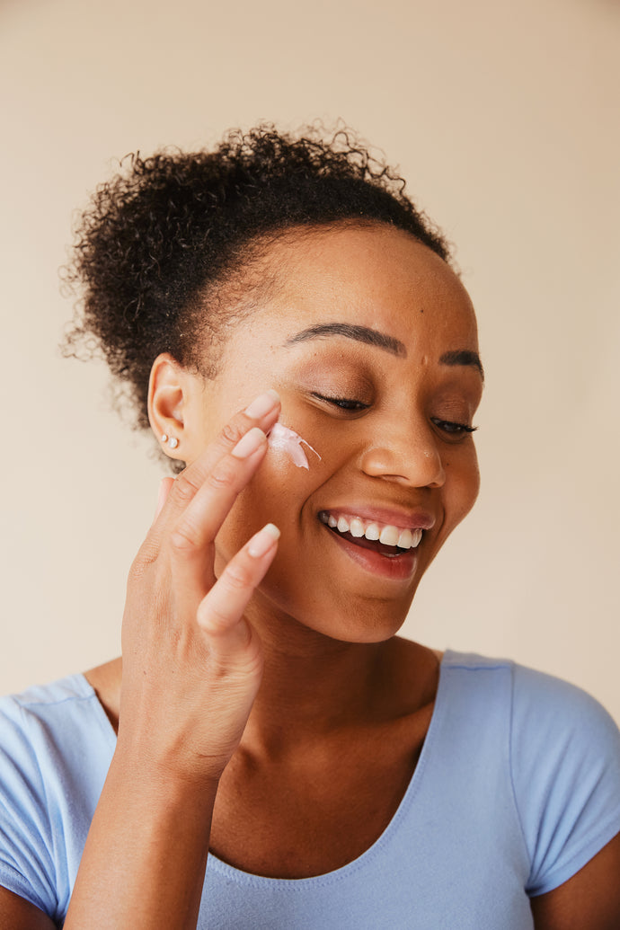 woman using honey on her face